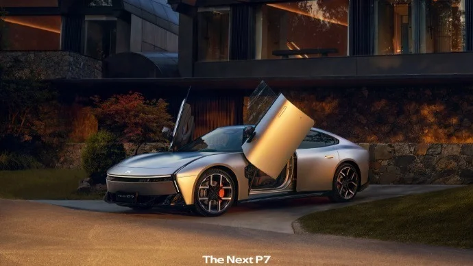 全新小鵬P7鵬翼門亮相：擁有啞光銀配色和迎賓踏板等專屬配置