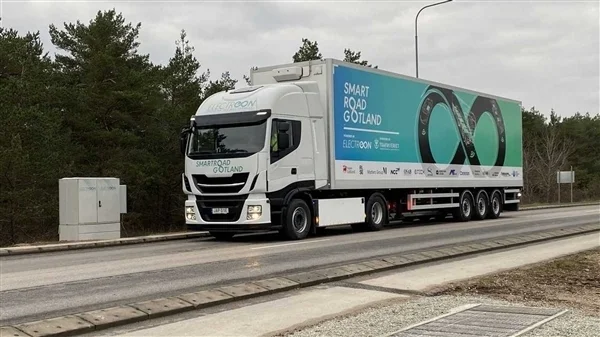 電動汽車永不斷電！法國高速公路測試&ldquo;邊開邊充&rdquo;技術：瞬時功率達300千瓦