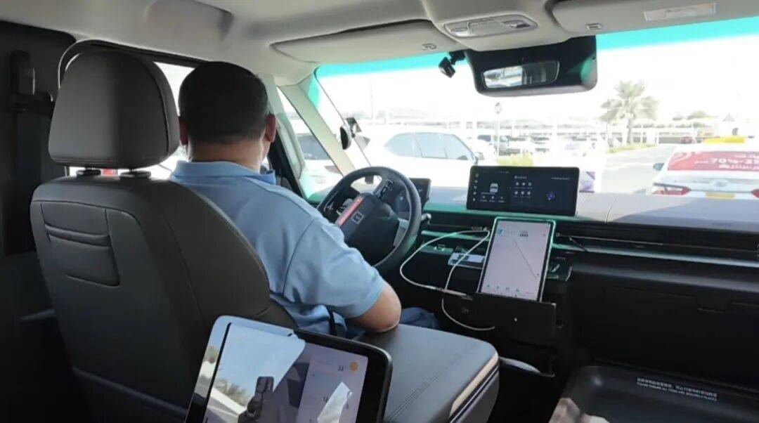 中東實(shí)測(cè)翻車(chē),Robotaxi還是有點(diǎn)傻?